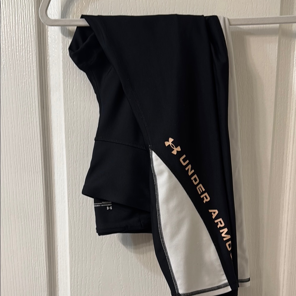 Under Armour Black and White Leggings Sleek Athletic Fit